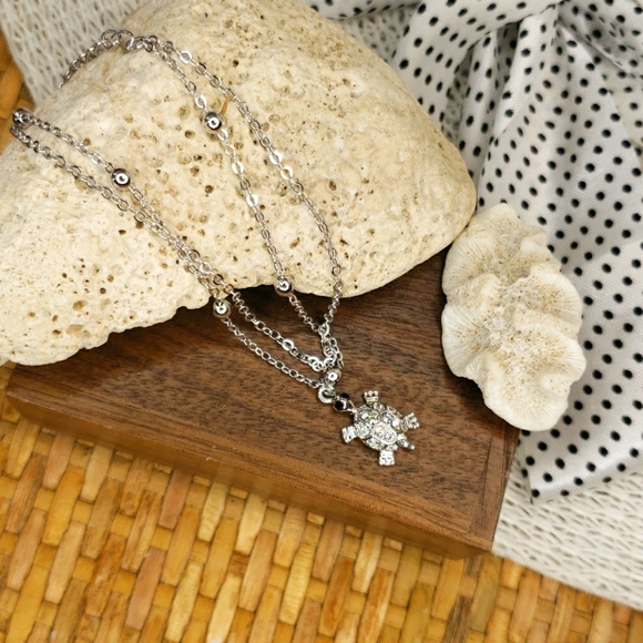 2/$15 NWT fashion turtle charm bracelet - Picture 2 of 4